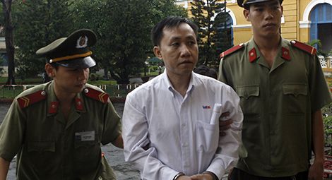 Nguyen Bac Truyen arrives at court in 2007. Photo: Reuters/Kham