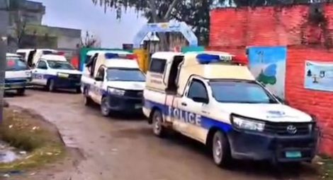 Police outside the Bait-ul-Zikr Mosque in Madrasa Chatha, Gujranwala District.