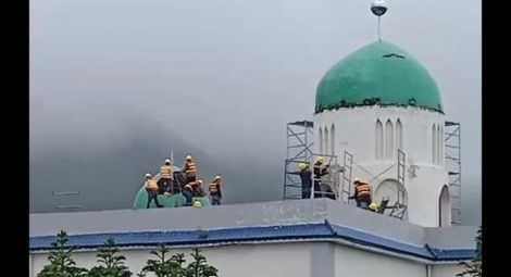 Workers demolishing domes and minarets of Baoshan mosque.