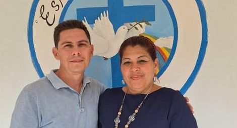 Pastors Luis Guillermo Borjas and Roxana Rojas.