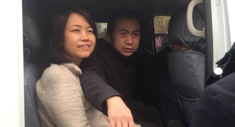 Li Yingqiang and wife Zhang Xinyue in a police car on 17 March. Credit: Li Yingqiang