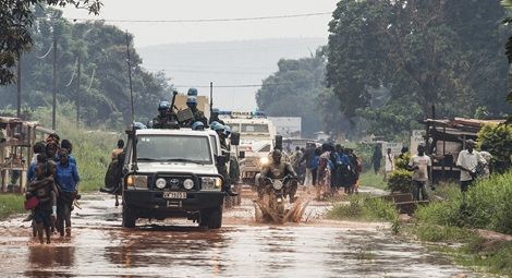 Patrulla de cascos azules de la MINUSCA en el barrio PK5 de Bangui, RCA por ONU Fotografía con licencia CC BY-NC-ND 2.0