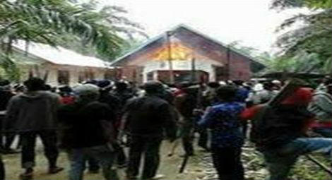 Indonesia: one dead and church burned in Aceh