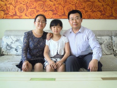 Chinese human rights lawyer Jiang Tianyong and his wife Jin Bianling and daughter. Source: Twitter @jinbianling