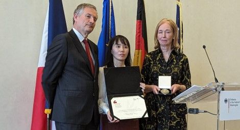 Dr Chen Zijuan receives the prize on behalf of her husband Chang Weiping