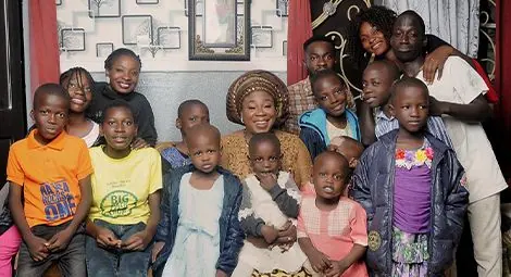 Mercy Tarfa con los niños de Du Merci