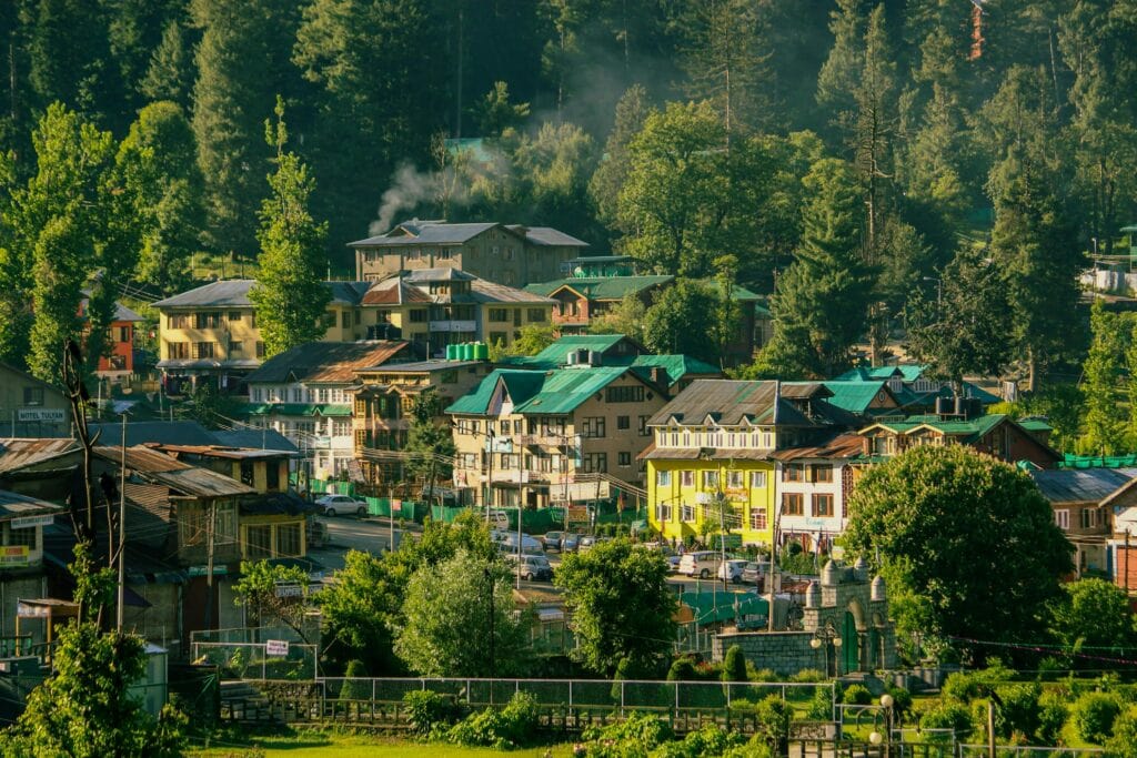 free-photo-of-scenic-view-of-pahalgam-village-in-summer