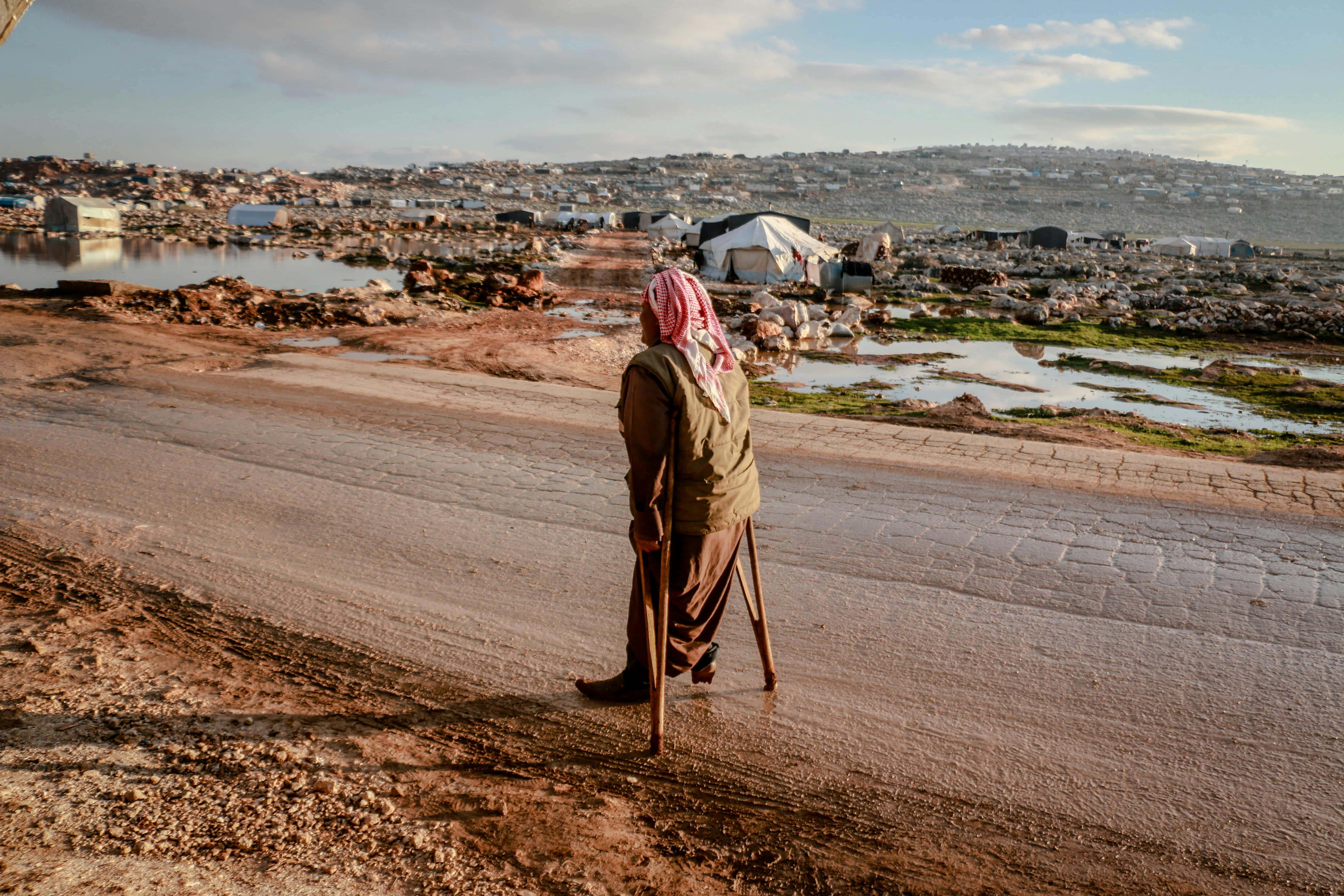 SYR Woman on crutches Idlib. CREDIT Ahmed Akacha – Pexels