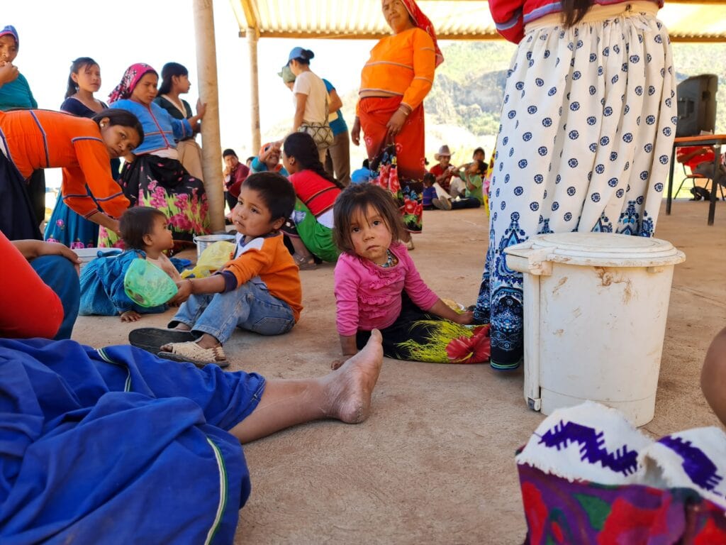 Wixáritari women and children in Codorniz, Mezquitic Municipality, CSW