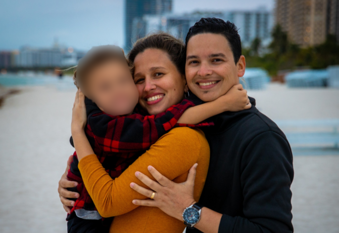 Cuban independent journalist Yoel Suárez with his wife and son.